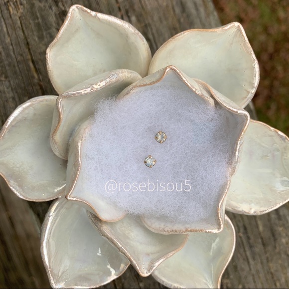 💋🆕Iridescent Facetted Mint Opal Gold Prong Studs - Picture 5 of 5